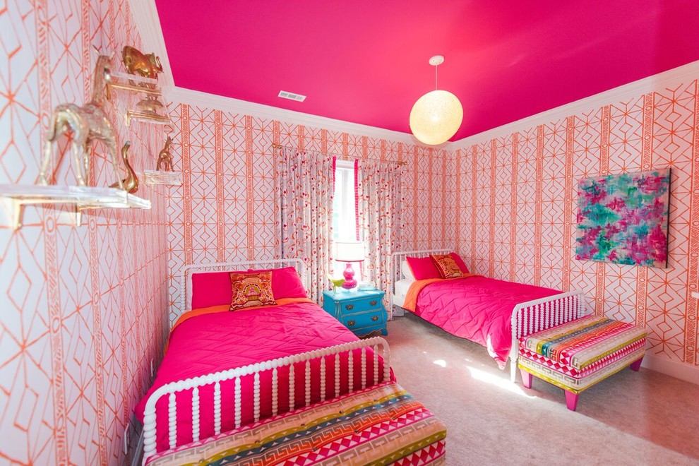 Пример оригинального дизайна: спальня среднего размера в стиле неоклассика (современная классика) с оранжевыми стенами, ковровым покрытием и розовым полом