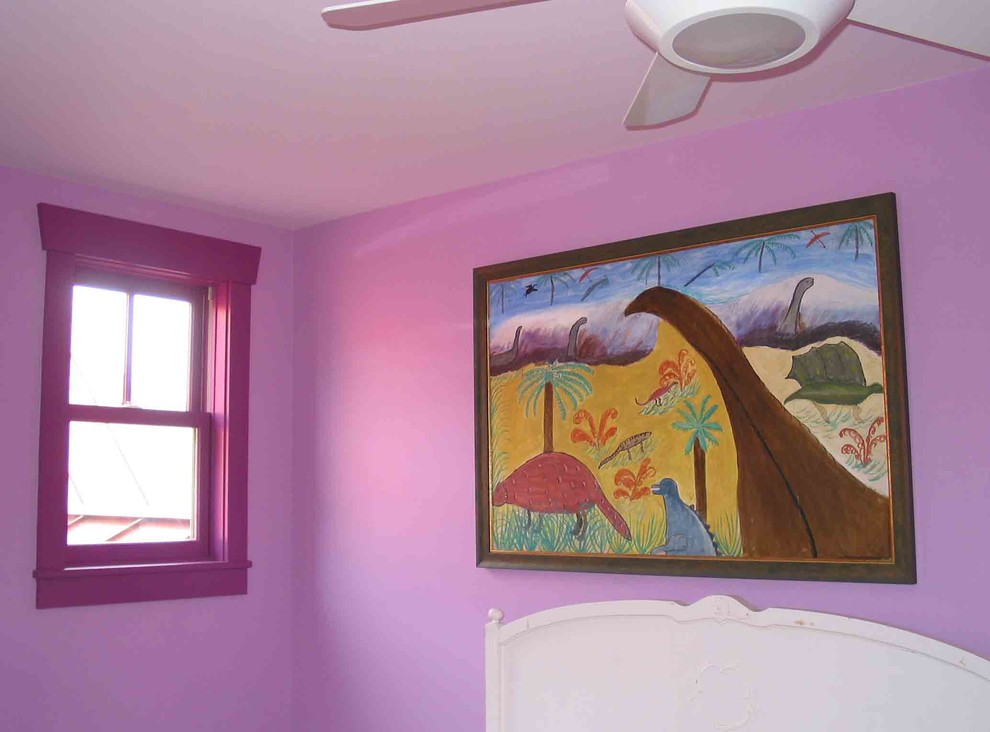 Idée de décoration pour une chambre tradition avec un mur violet.