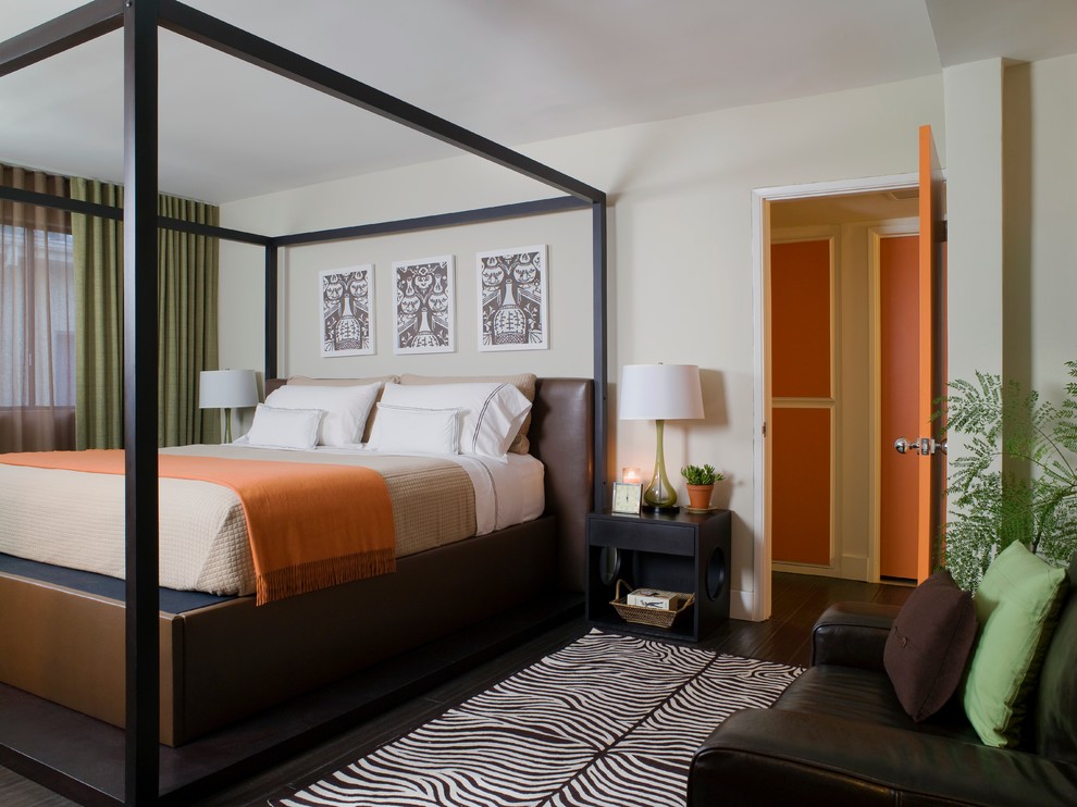 Пример оригинального дизайна: хозяйская спальня в современном стиле с бежевыми стенами и темным паркетным полом