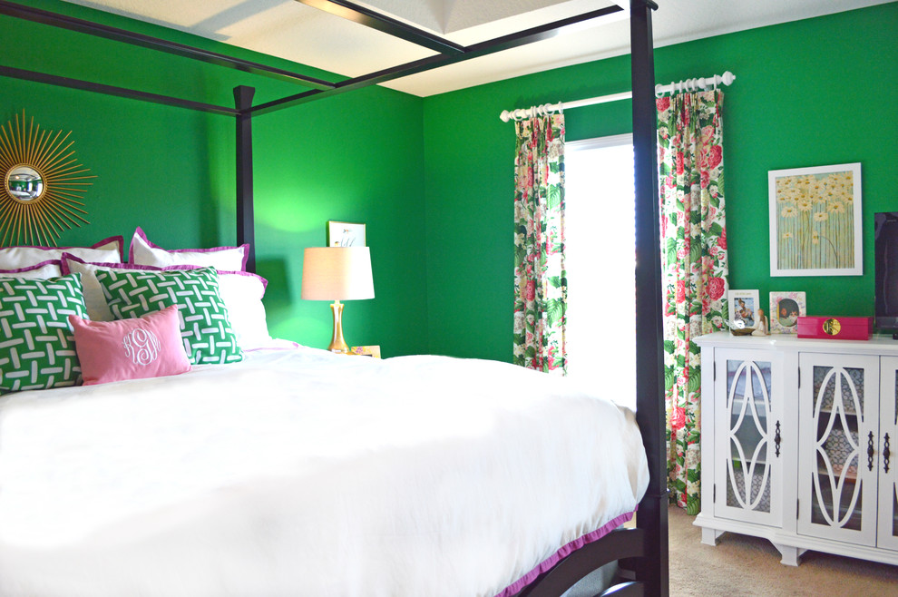 Свежая идея для дизайна: большая хозяйская спальня в современном стиле с зелеными стенами и ковровым покрытием без камина - отличное фото интерьера