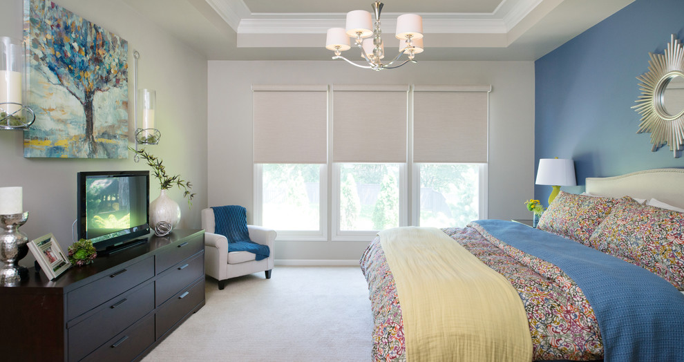 Imagen de dormitorio principal actual de tamaño medio con paredes azules, moqueta y suelo beige