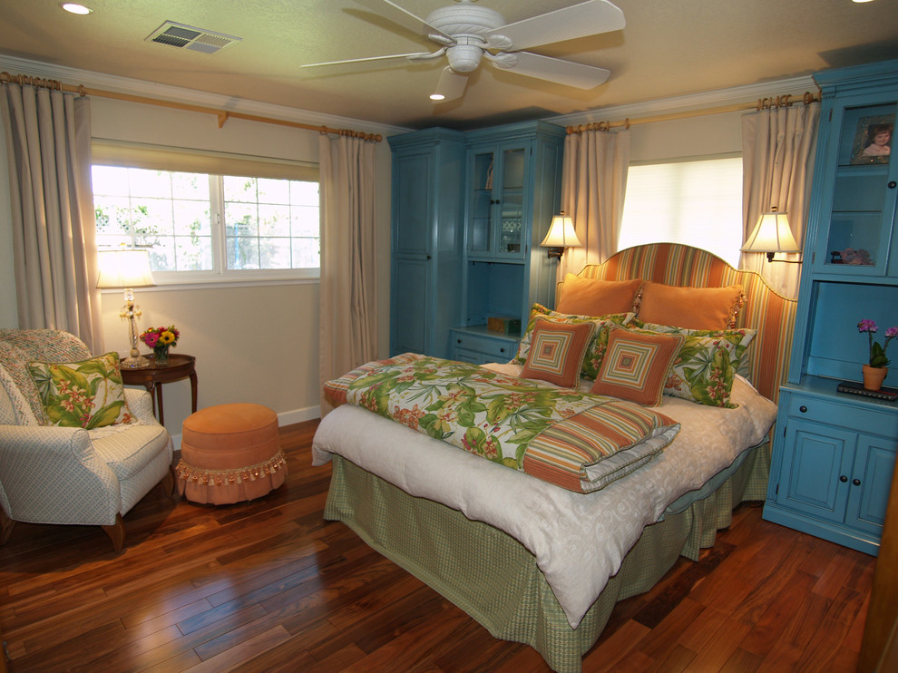 Foto di una piccola camera matrimoniale chic con pareti beige, pavimento in legno massello medio e nessun camino