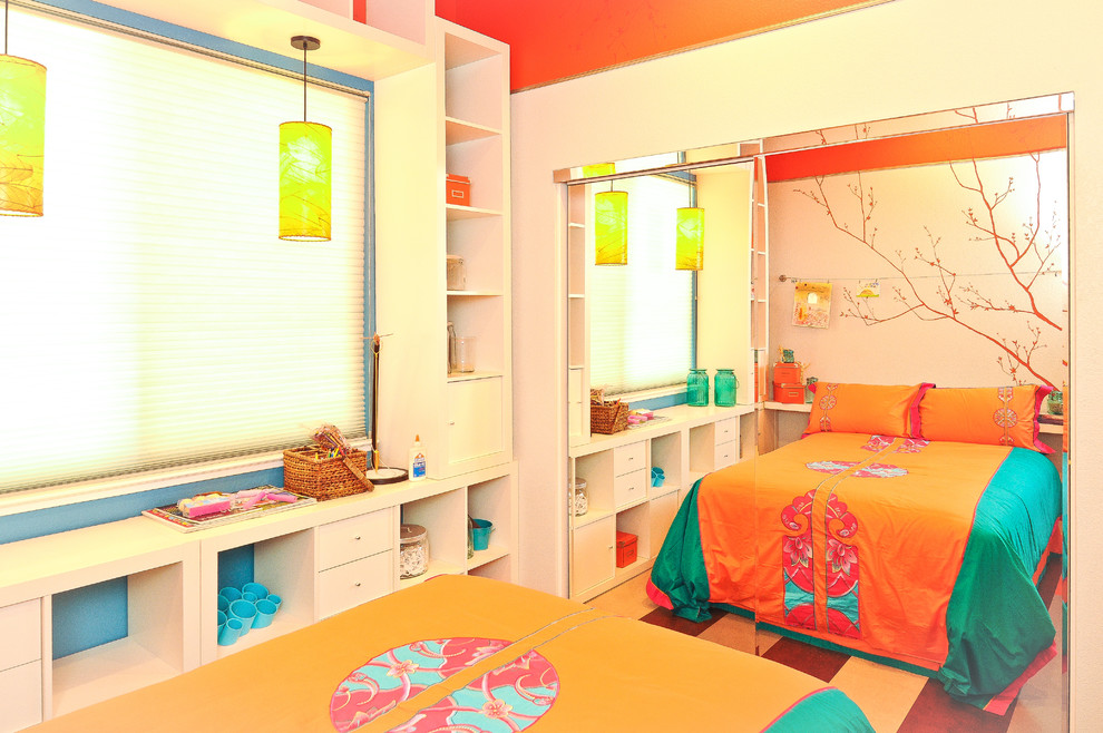Bild på ett litet funkis gästrum, med orange väggar och heltäckningsmatta