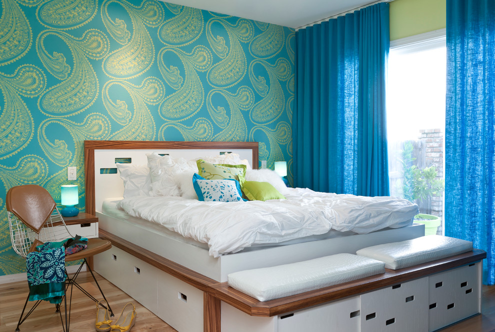 На фото: спальня в стиле неоклассика (современная классика) с разноцветными стенами, светлым паркетным полом и акцентной стеной