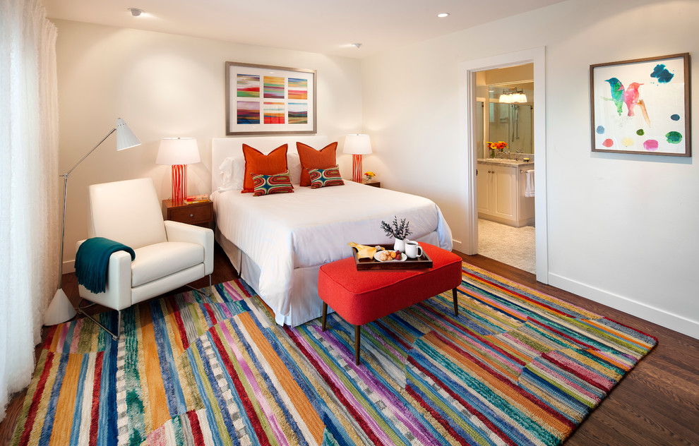 サンタバーバラにある中くらいなトラディショナルスタイルのおしゃれな客用寝室 (白い壁、濃色無垢フローリング、暖炉なし) のインテリア