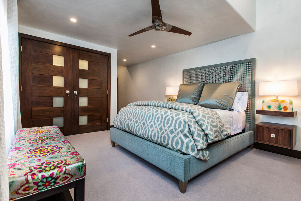 Mittelgroßes Stilmix Gästezimmer ohne Kamin mit beiger Wandfarbe, Teppichboden und grauem Boden in Denver
