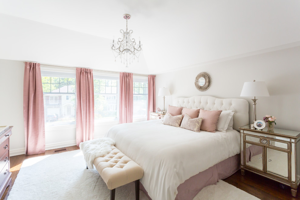 Imagen de dormitorio clásico con paredes blancas y suelo de madera oscura