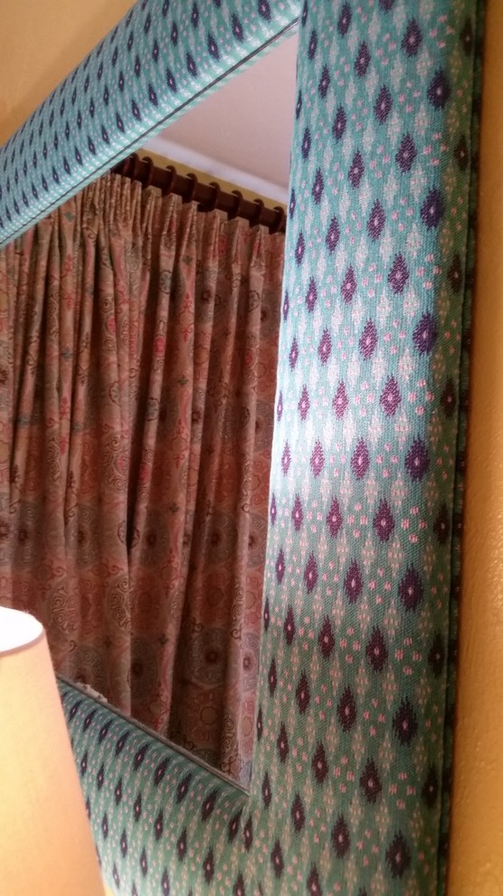 Immagine di una piccola camera da letto boho chic con pareti gialle e moquette