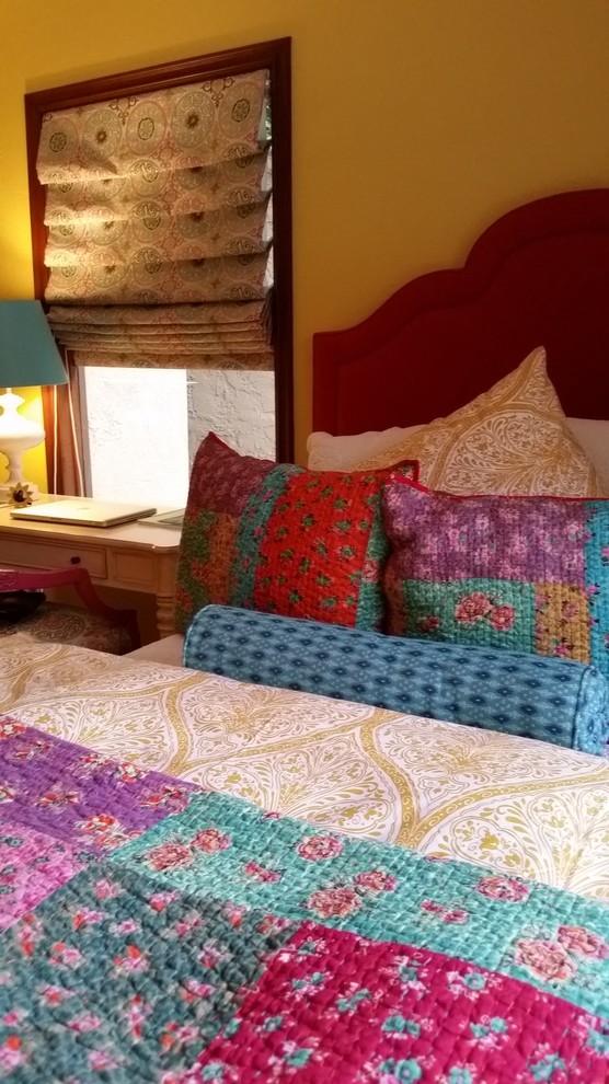 Стильный дизайн: маленькая спальня с желтыми стенами и ковровым покрытием для на участке и в саду - последний тренд