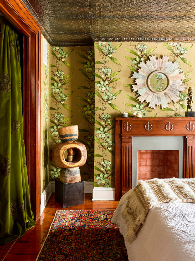 Идея дизайна: хозяйская спальня среднего размера в викторианском стиле с паркетным полом среднего тона, стандартным камином, фасадом камина из дерева и коричневым полом