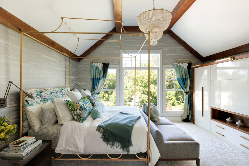 Источник вдохновения для домашнего уюта: хозяйская спальня в стиле неоклассика (современная классика) с серыми стенами, ковровым покрытием и серым полом