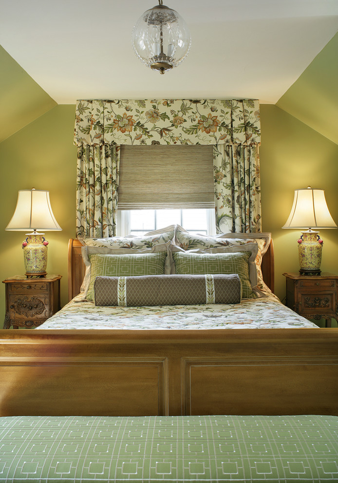 Источник вдохновения для домашнего уюта: спальня на мансарде в классическом стиле с зелеными стенами