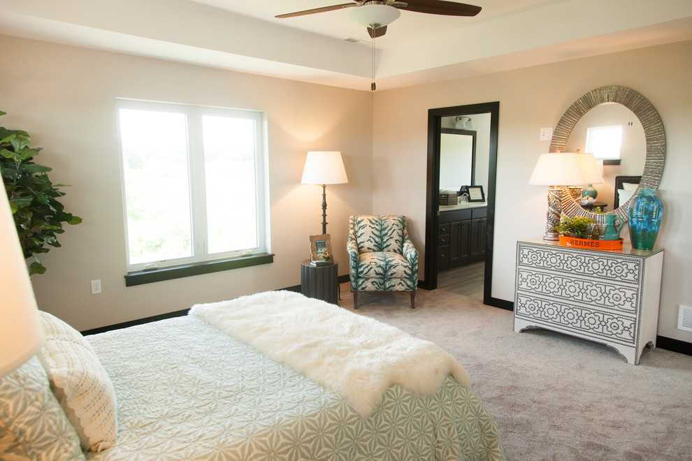Diseño de dormitorio principal clásico renovado de tamaño medio sin chimenea con paredes beige y moqueta