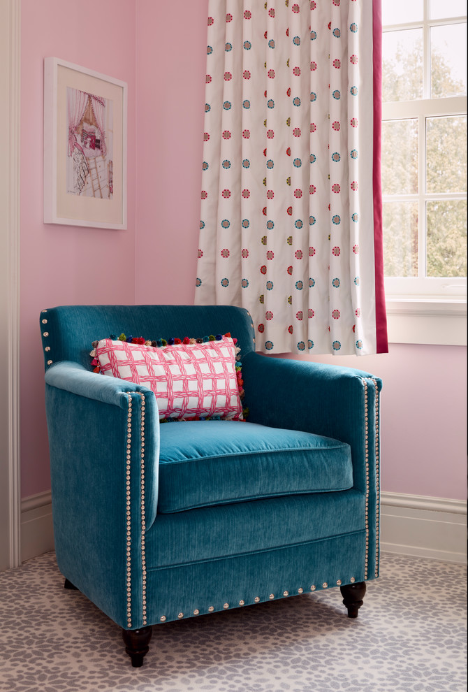 Foto de habitación de invitados tradicional renovada de tamaño medio con paredes rosas y moqueta