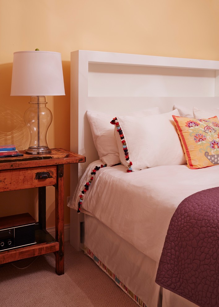 Kleines Eklektisches Gästezimmer ohne Kamin mit oranger Wandfarbe und Teppichboden in Chicago