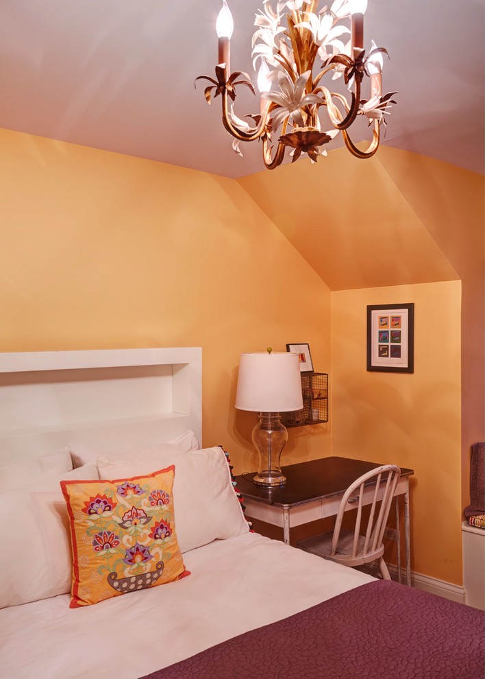 Eklektisk inredning av ett litet gästrum, med orange väggar och heltäckningsmatta