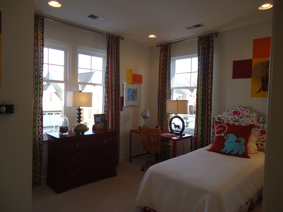 На фото: большая гостевая спальня (комната для гостей) в стиле фьюжн с белыми стенами и ковровым покрытием с