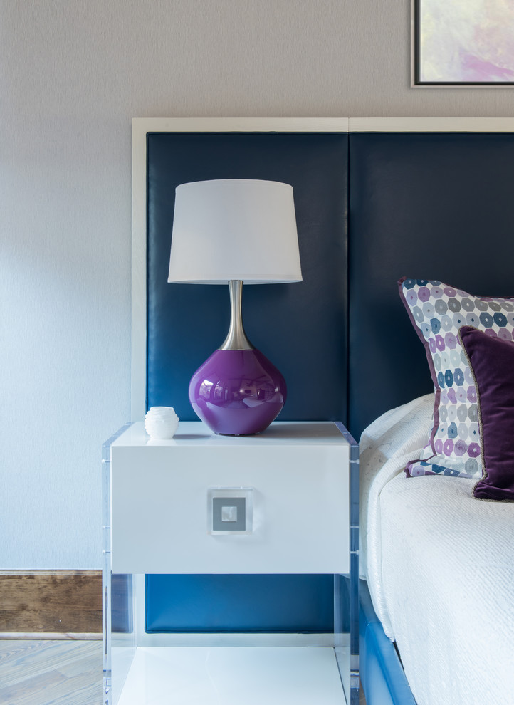 Свежая идея для дизайна: большая хозяйская спальня в стиле неоклассика (современная классика) с фиолетовыми стенами и паркетным полом среднего тона без камина - отличное фото интерьера