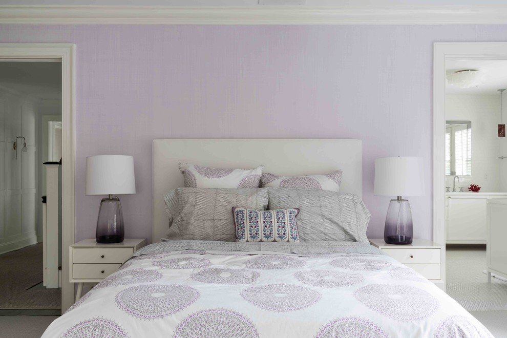ニューヨークにあるトランジショナルスタイルのおしゃれな主寝室 (紫の壁、カーペット敷き、ベージュの床) のレイアウト
