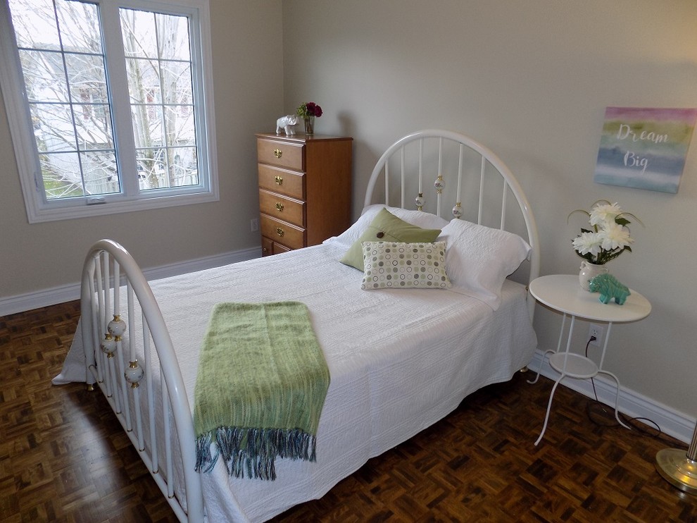 Источник вдохновения для домашнего уюта: гостевая спальня среднего размера, (комната для гостей) в стиле неоклассика (современная классика) с зелеными стенами, темным паркетным полом и коричневым полом