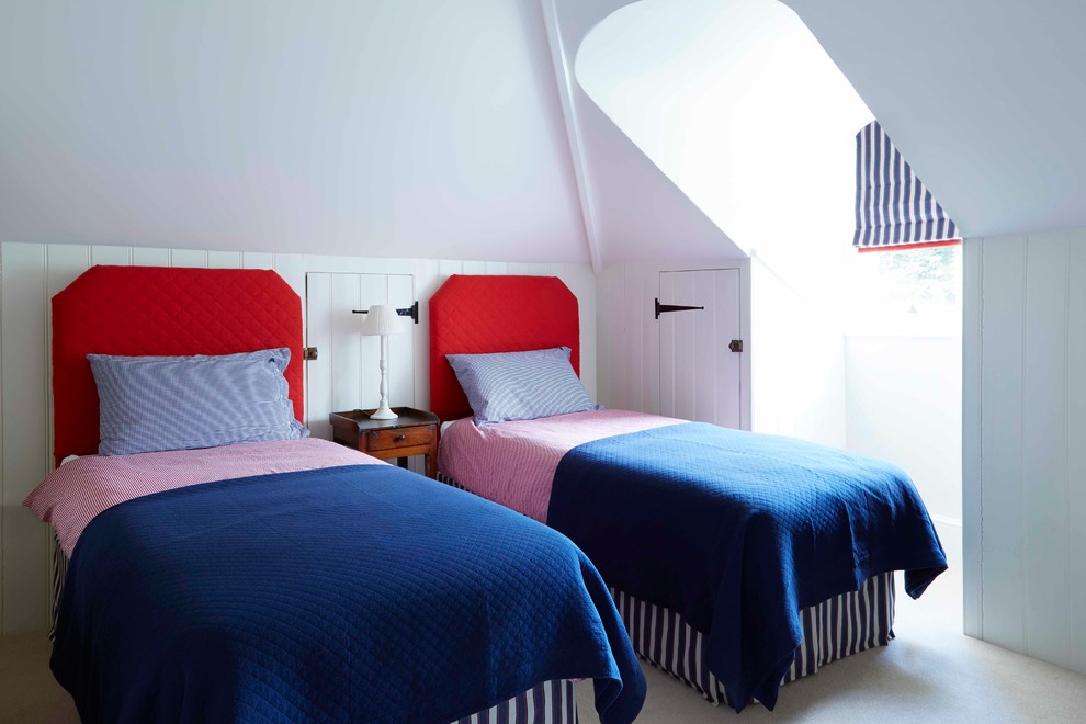 Mittelgroßes Modernes Schlafzimmer mit weißer Wandfarbe und Teppichboden in Oxfordshire