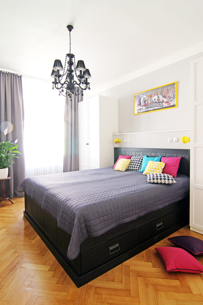 Свежая идея для дизайна: хозяйская спальня среднего размера в стиле фьюжн с серыми стенами и паркетным полом среднего тона - отличное фото интерьера