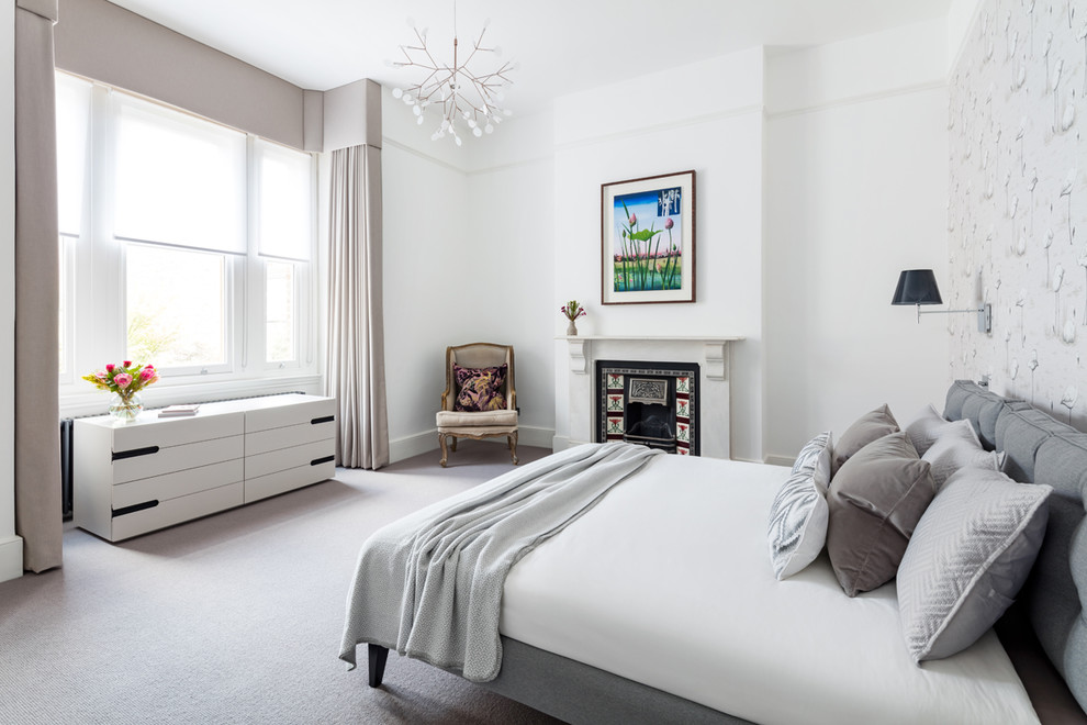 Пример оригинального дизайна: хозяйская спальня среднего размера в современном стиле с белыми стенами, ковровым покрытием, стандартным камином, фасадом камина из плитки, серым полом и акцентной стеной