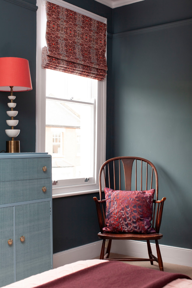 Стильный дизайн: хозяйская спальня в стиле фьюжн с синими стенами, ковровым покрытием и бежевым полом - последний тренд