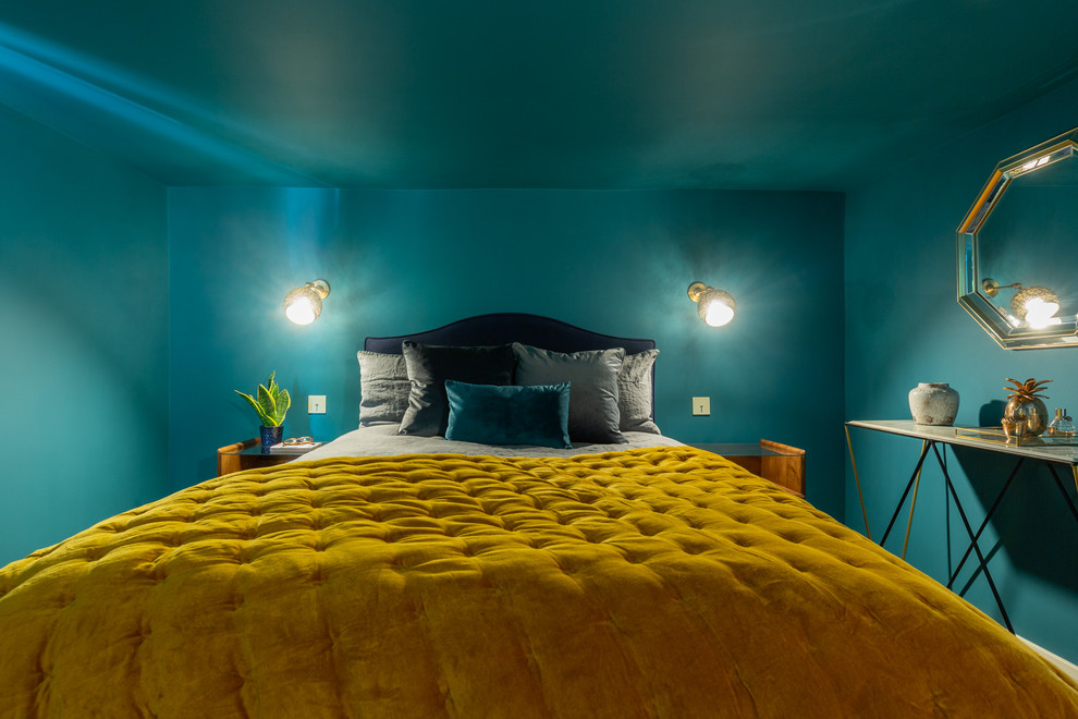 На фото: маленькая хозяйская спальня в стиле фьюжн с синими стенами, полом из ламината и коричневым полом без камина для на участке и в саду