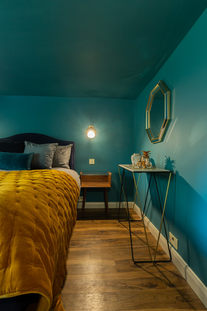 Идея дизайна: маленькая хозяйская спальня в стиле фьюжн с синими стенами, полом из ламината и коричневым полом без камина для на участке и в саду