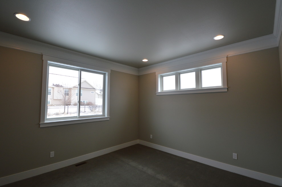 Aménagement d'une chambre classique de taille moyenne avec un mur beige, aucune cheminée et un sol gris.