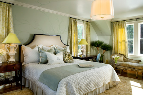 Foto de dormitorio principal tradicional renovado con paredes multicolor y suelo de madera en tonos medios