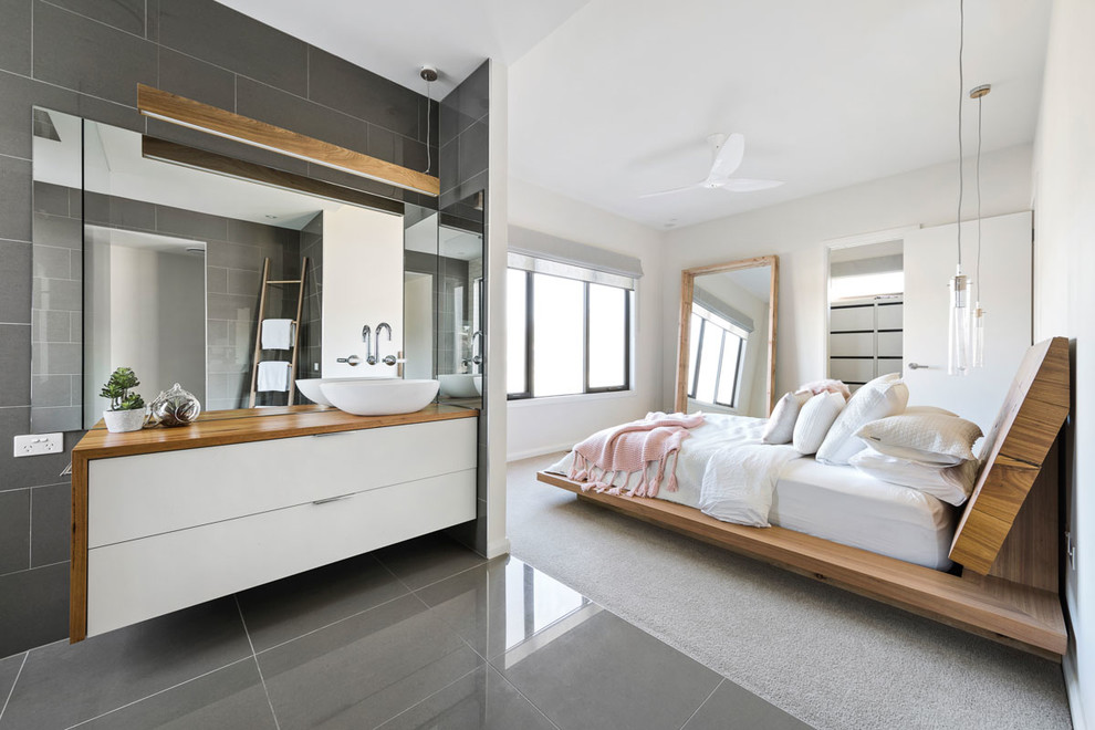 Идея дизайна: хозяйская спальня в современном стиле с белыми стенами, ковровым покрытием и бежевым полом без камина