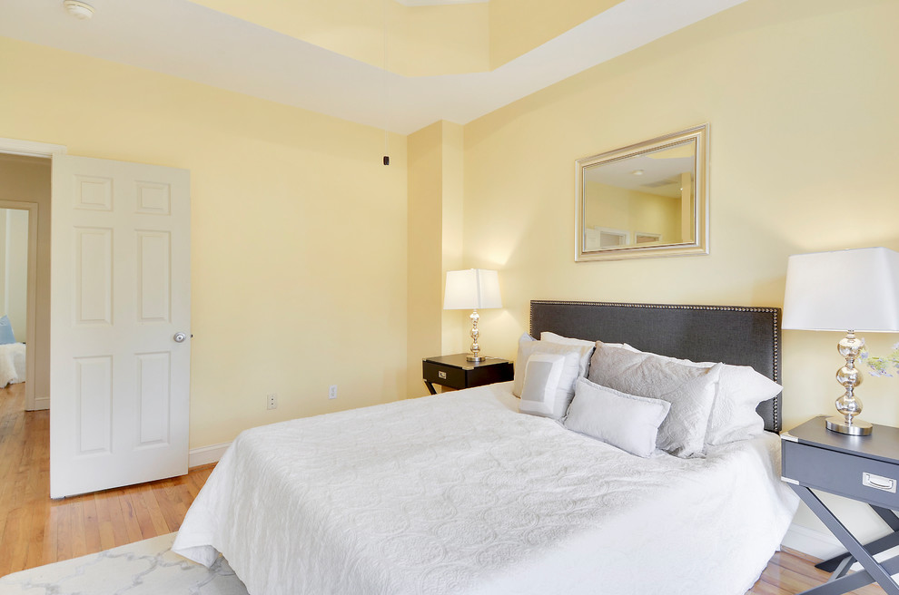 Стильный дизайн: хозяйская спальня среднего размера в стиле неоклассика (современная классика) с желтыми стенами и светлым паркетным полом - последний тренд