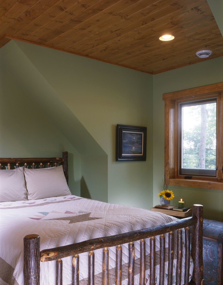 他の地域にある中くらいなラスティックスタイルのおしゃれな主寝室 (茶色い壁、暖炉なし) のレイアウト