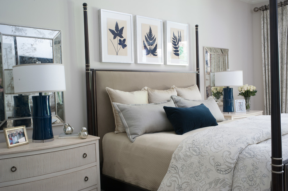 Ejemplo de dormitorio tradicional renovado grande con paredes azules y suelo de madera oscura
