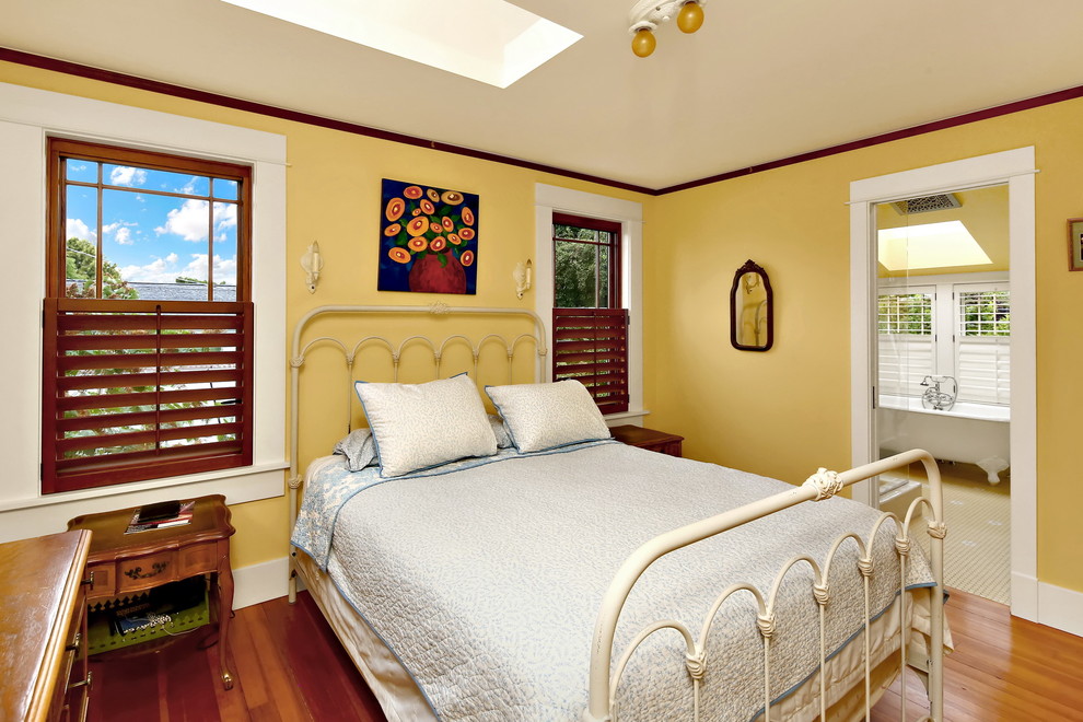 シアトルにある中くらいなヴィクトリアン調のおしゃれな主寝室 (黄色い壁、無垢フローリング)