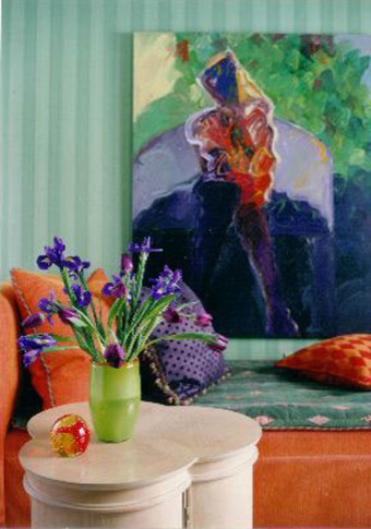 Cette image montre une chambre d'amis traditionnelle avec un mur vert.