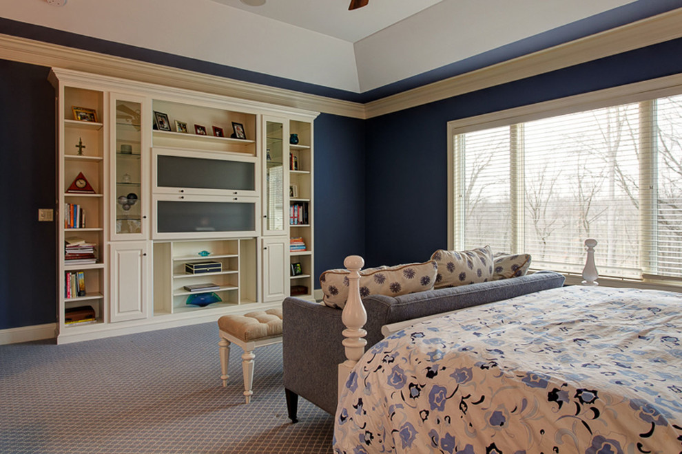 Idées déco pour une chambre classique de taille moyenne avec un mur bleu, aucune cheminée et un sol gris.