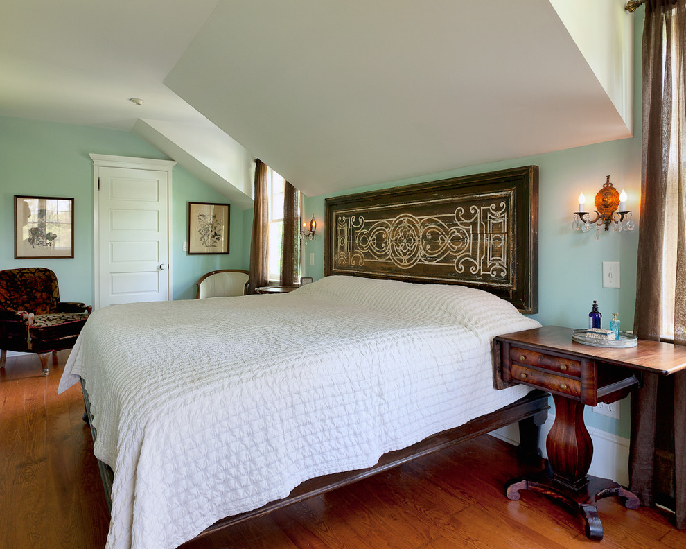 На фото: спальня в классическом стиле с синими стенами и паркетным полом среднего тона с