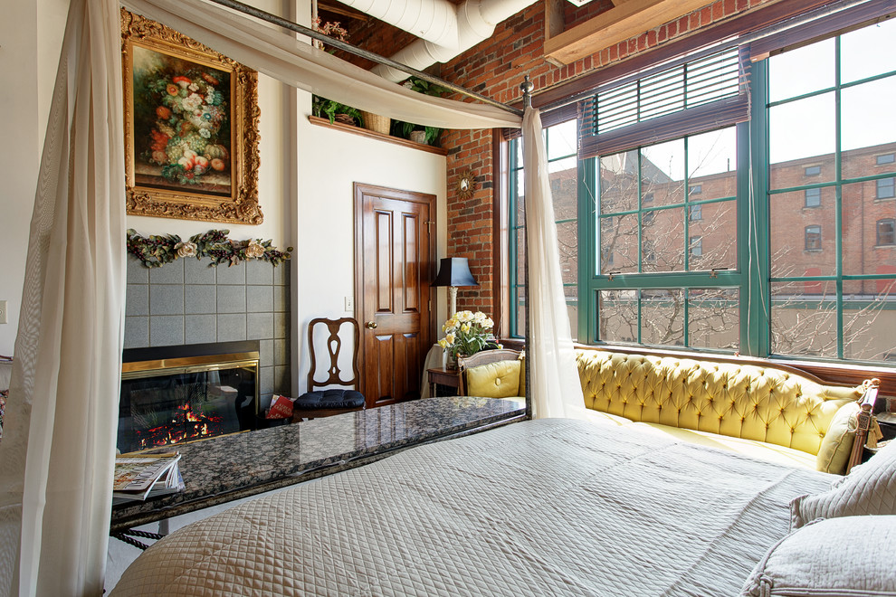 Cette image montre une chambre parentale traditionnelle avec un mur beige, une cheminée standard et un manteau de cheminée en carrelage.