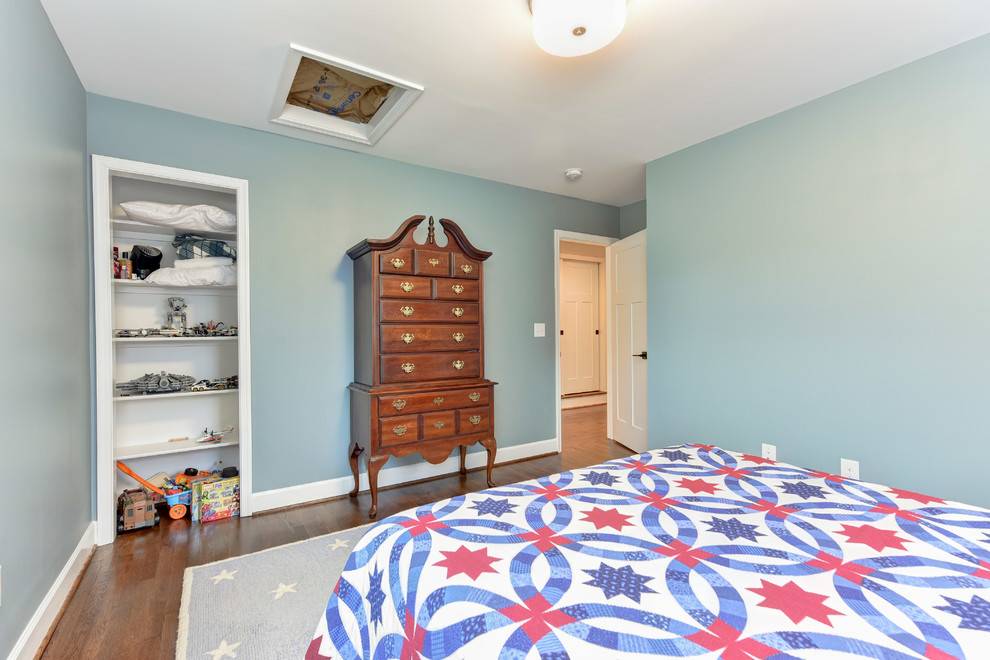 Modelo de habitación de invitados tradicional de tamaño medio con paredes azules