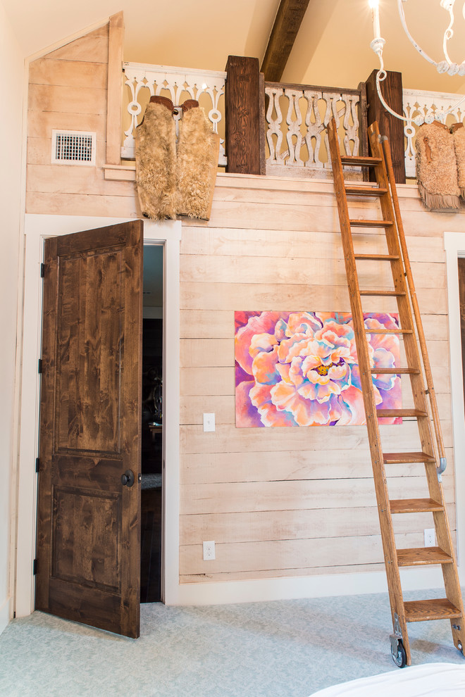 Großes Shabby-Chic Gästezimmer ohne Kamin mit beiger Wandfarbe und Teppichboden in Austin