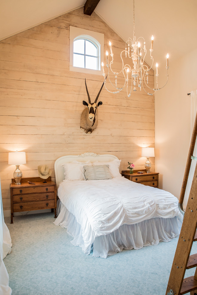 Großes Shabby-Style Gästezimmer ohne Kamin mit beiger Wandfarbe und Teppichboden in Austin