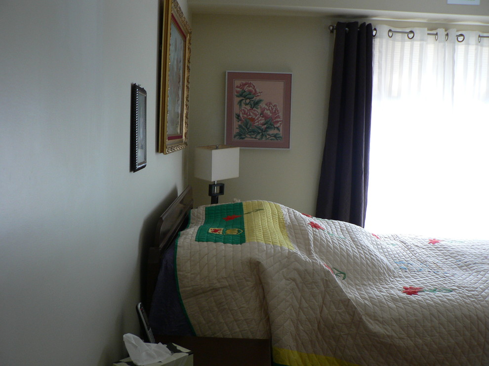 Foto di una camera degli ospiti chic di medie dimensioni con pareti grigie e parquet chiaro