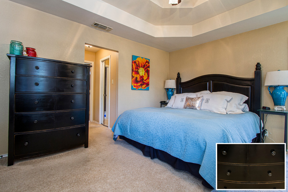 Свежая идея для дизайна: хозяйская спальня среднего размера в классическом стиле с ковровым покрытием, бежевыми стенами и бежевым полом - отличное фото интерьера