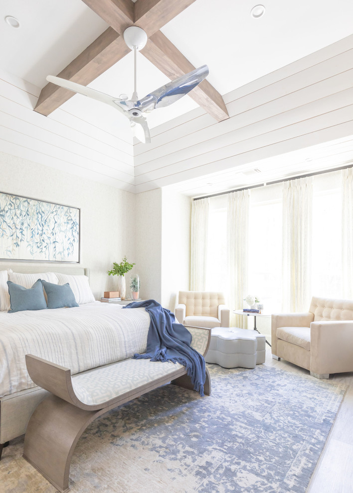 Foto di una camera da letto chic con pareti bianche, parquet chiaro e pavimento beige