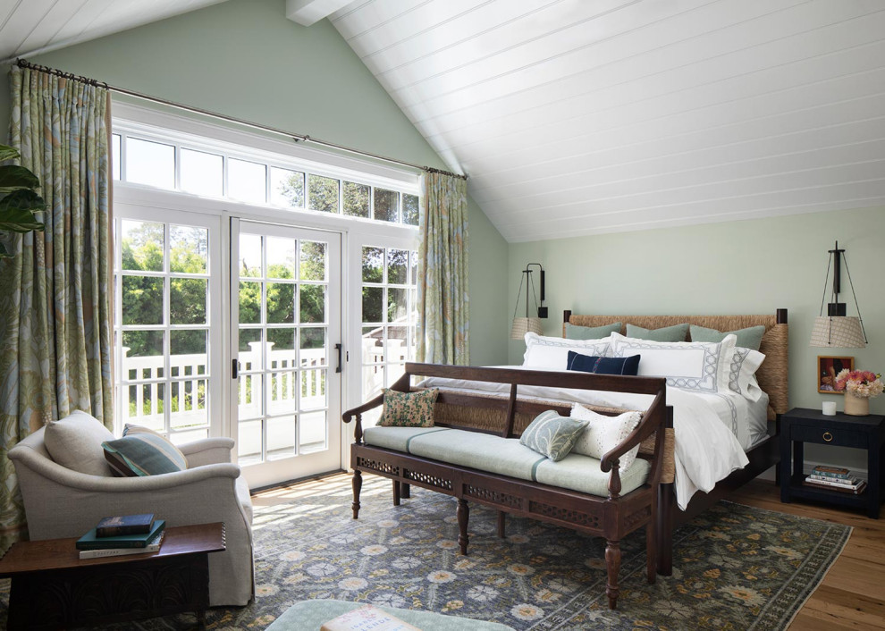 На фото: большая хозяйская спальня в классическом стиле с зелеными стенами, паркетным полом среднего тона, коричневым полом и сводчатым потолком