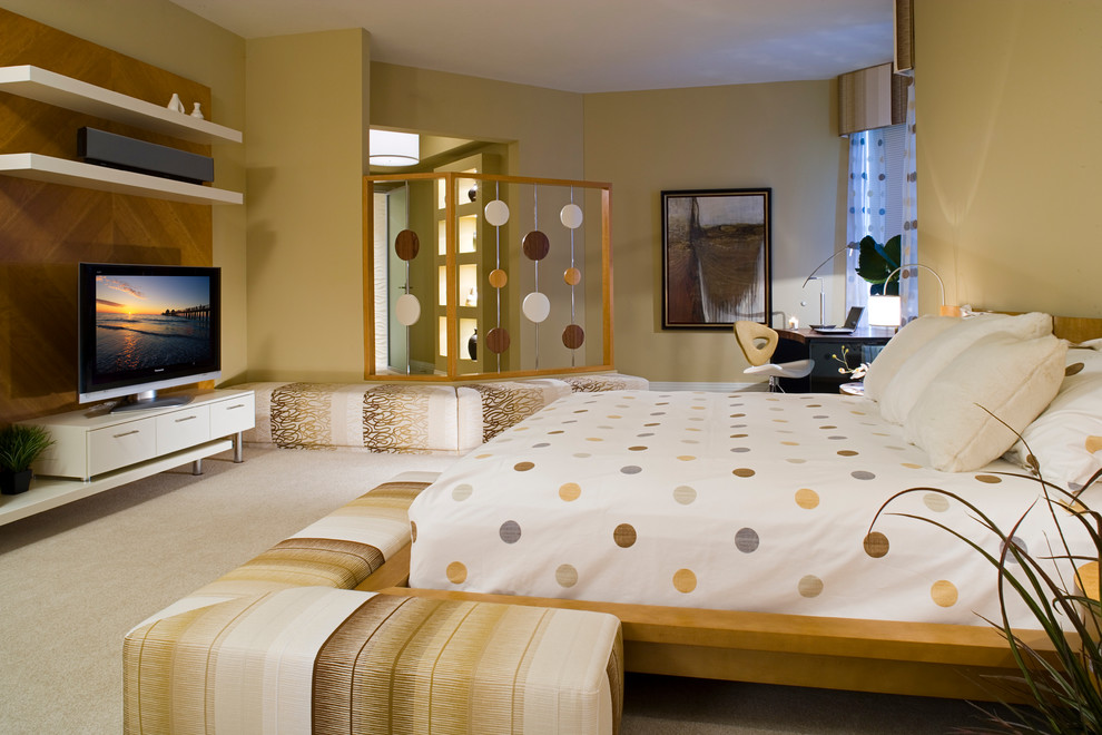 Imagen de dormitorio televisión tradicional renovado sin chimenea con paredes beige y moqueta