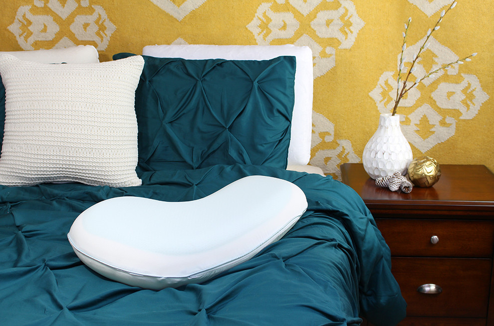 Стильный дизайн: спальня в современном стиле с желтыми стенами - последний тренд
